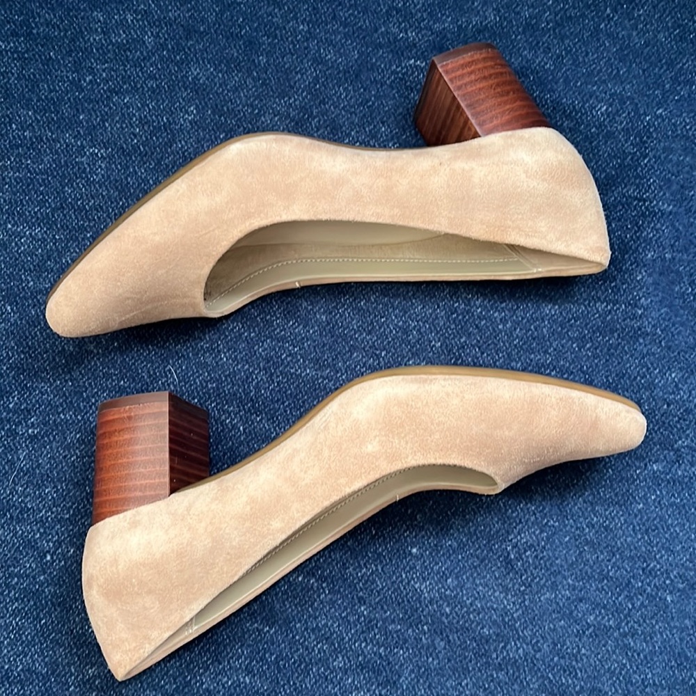 New in box Aerosoles heels. Bone suede. Size 7 1/2.
